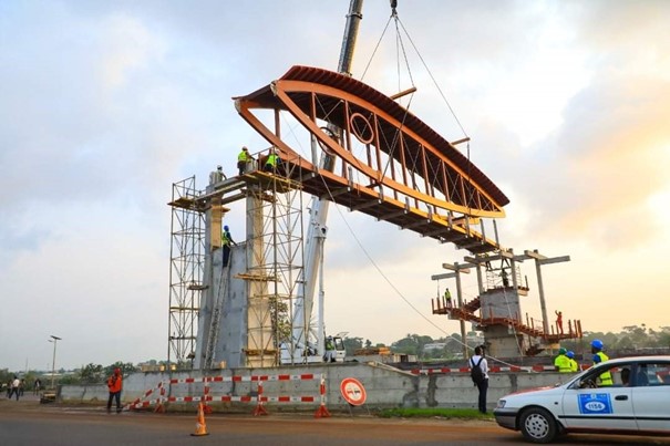 TIRANTS D'ANCRAGE POUR UNE PASSERELLE PIÉTONNE