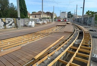 Renovation of a tropical wood flooring on a tramway line in Montpellier